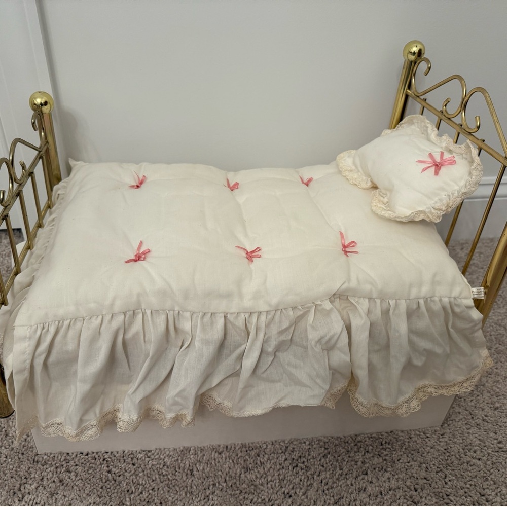 Pleasant Company Vintage 1994 American Girl Collection Brass Bed, Bedding - Picture 6 of 6